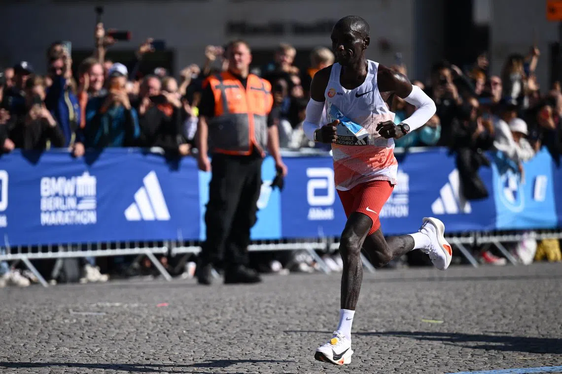 FILE PHOTO: Athletics - Berlin Marathon - Berlin, Germany - September 24, 2023 Kenya's Eliud Kipchoge in action during the Berlin Marathon REUTERS/Annegret Hilse/File Photo