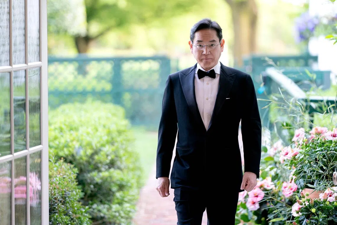 Samsung Electronics executive chairman J. Y. Lee and Tesla chief executive officer Elon Musk met in the United States last week.