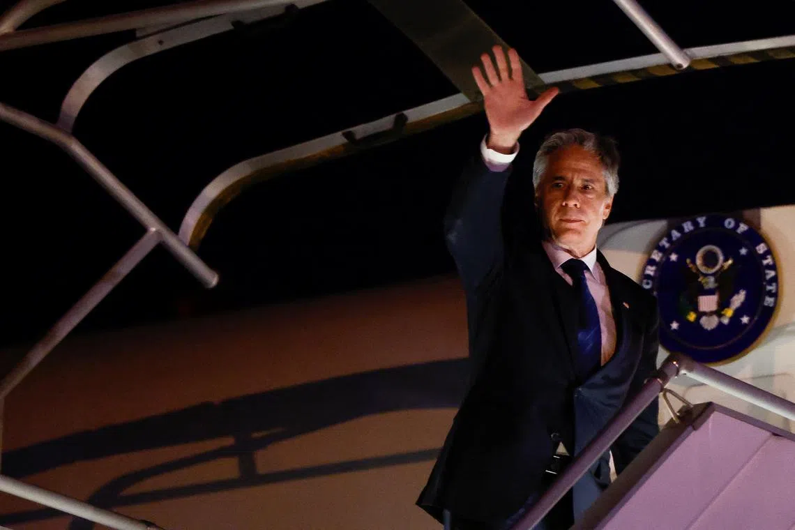 U.S. Secretary of State Antony Blinken waves as he boards a plane at Le Bourget airport in Paris, France, September 19, 2024. REUTERS/Evelyn Hockstein/Pool/File Photo