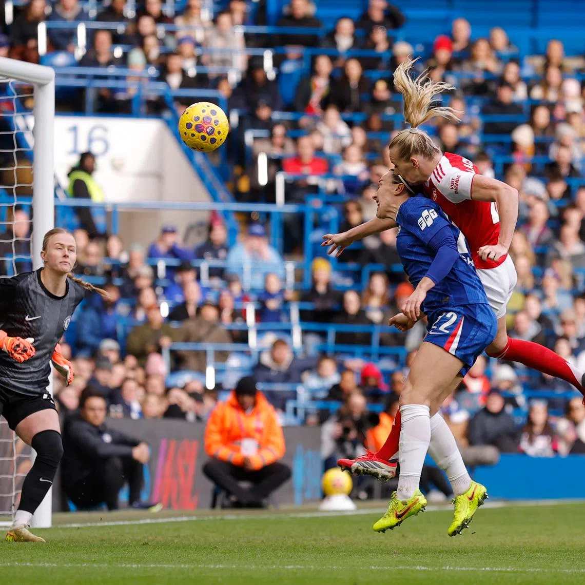Soccer Football - Women's Super League - Chelsea v Arsenal - Stamford Bridge, London, Britain - January 24, 2026 Arsenal's Stina Blackstenius heads at goal as Chelsea's Lucy Bronze reacts Action Images via Reuters/Andrew Couldridge