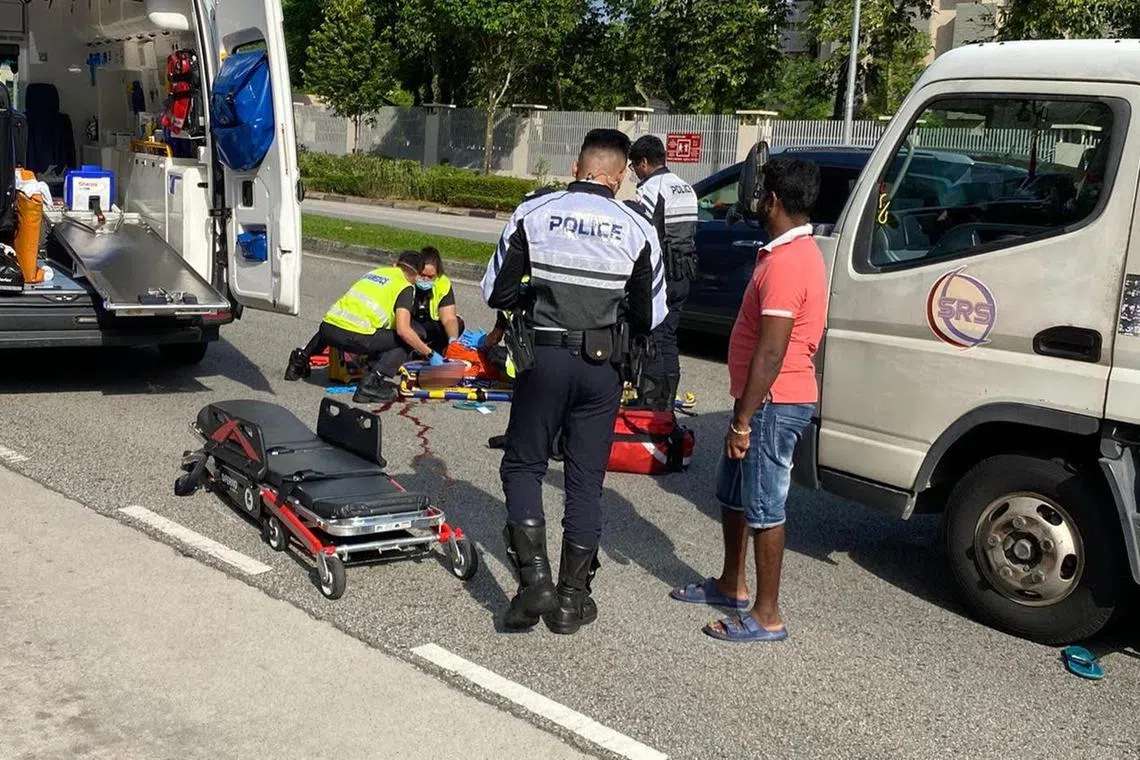 hsaccident12 - 0613H Old cck road客工过马路时，遭罗厘撞飞 / 依瑾