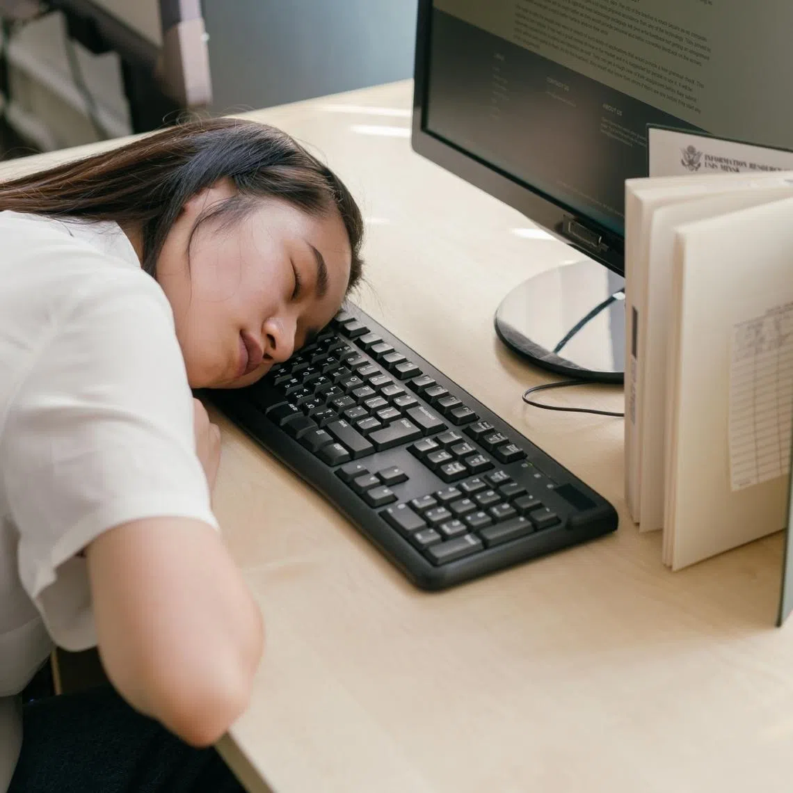 The short duration is key since the aim is to avoid falling into a deep sleep, from which you might wake up feeling worse.