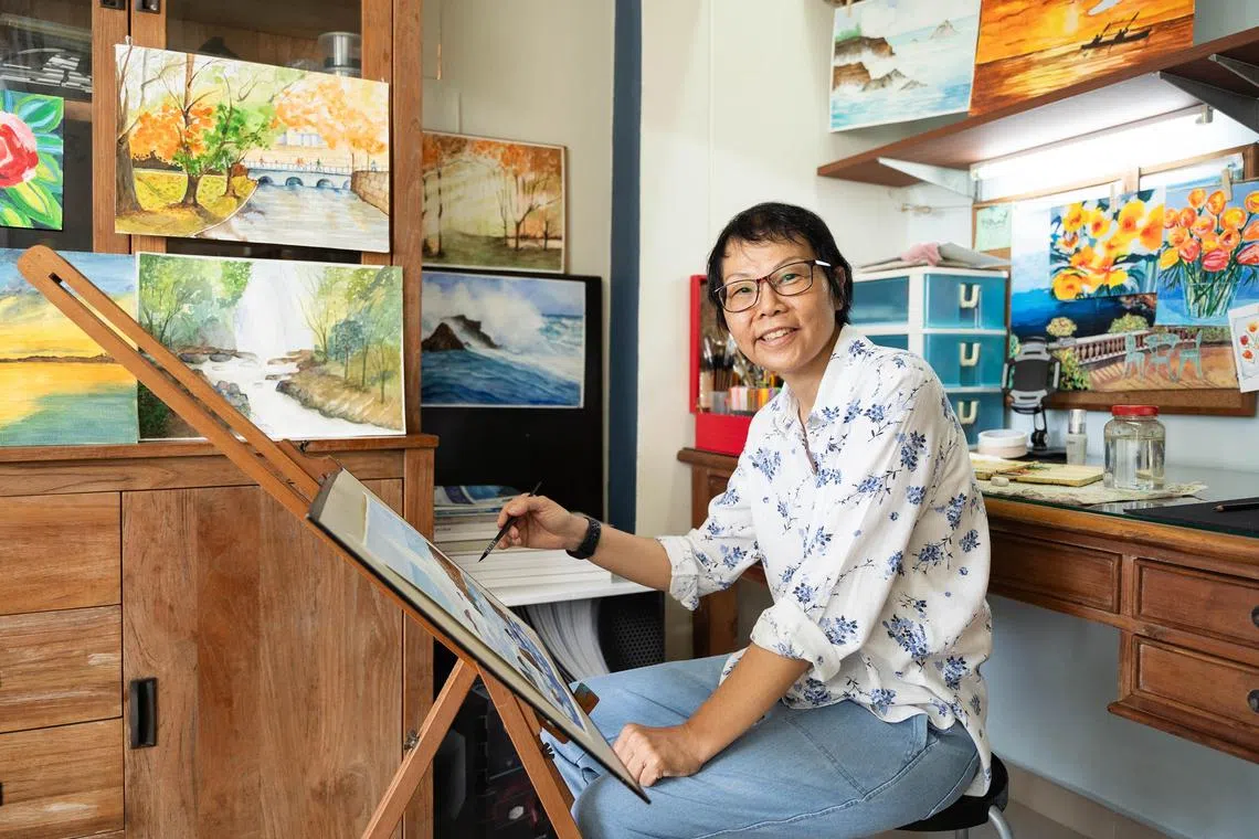 azcell - ST20230825_202320101355. Brian Teo. Mdm Fung Mei Fong, 62 years old, painting in her home at Tampines Street 11 on 25 August 2023.