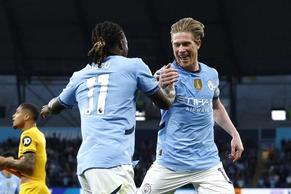 Soccer Football - Premier League - Manchester City v Wolverhampton Wanderers - Etihad Stadium, Manchester, Britain - May 2, 2025 Manchester City's Kevin De Bruyne celebrates scoring their first goal with Manchester City's Jeremy Doku Action Images via Reuters/Jason Cairnduff