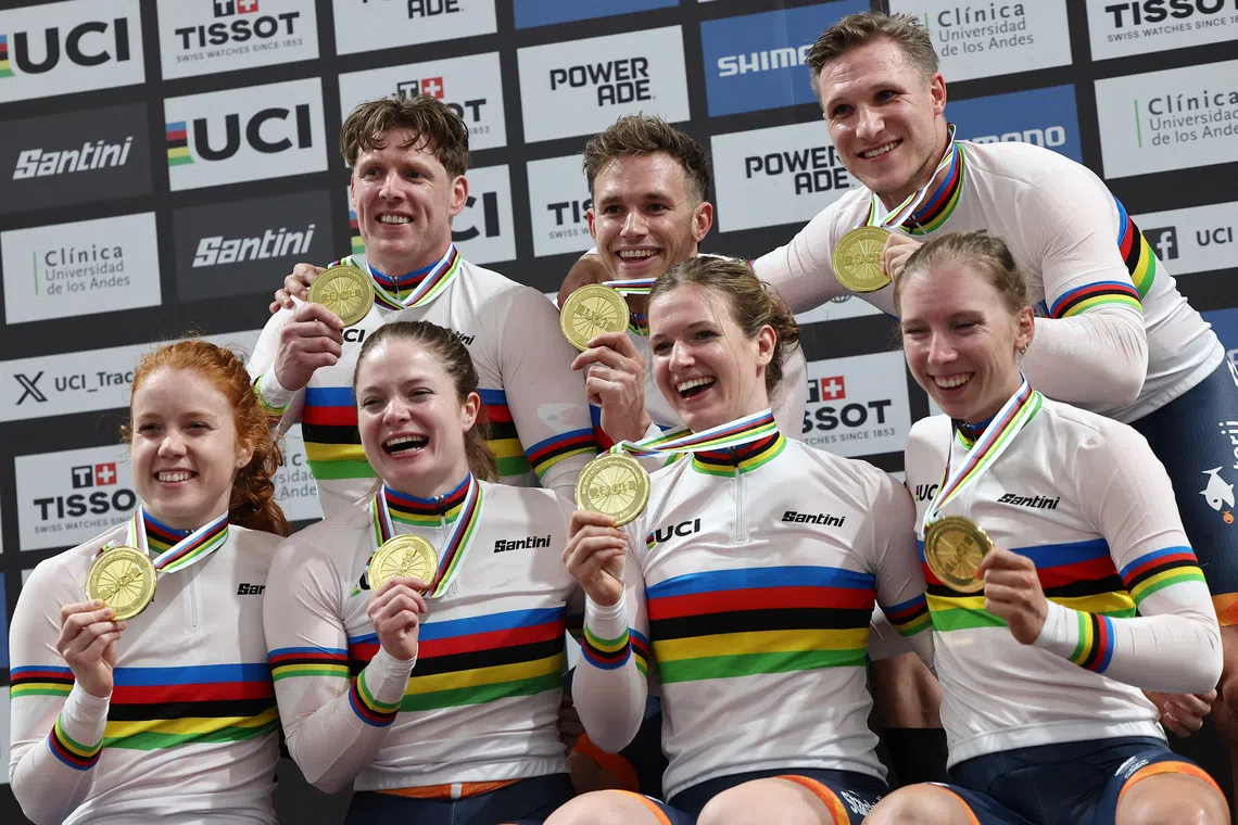 Cycling - UCI Track World Championships - Penalolen Velodrome, Santiago, Chile - October 22, 2025 Gold medallists Netherlands' Steffie van der Peet, Kimberly Kalee, Hetty van de Wouw, Jeffrey Hoogland, Harrie Lavreysen and Roy van den Berg celebrate after winning the women and men's team sprint. REUTERS/Agustin Marcarian