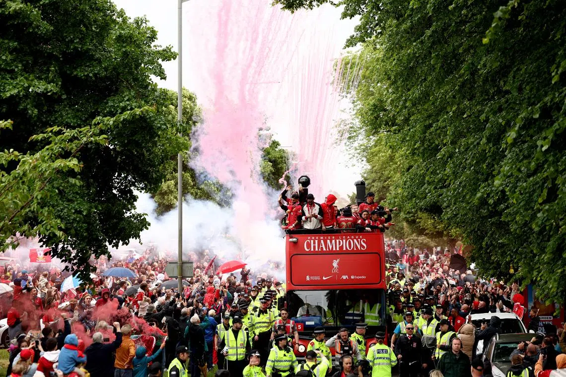 EPA12137562 Os jogadores do Liverpool comemoram com os fãs durante o desfile da vitória do time em Liverpool, Grã -Bretanha, 26 de maio de 2025. O Liverpool está comemorando a 20ª vitória no título da Liga Inglesa do clube com um desfile de ônibus aberto. EPA-EFE/Adam Vaughan