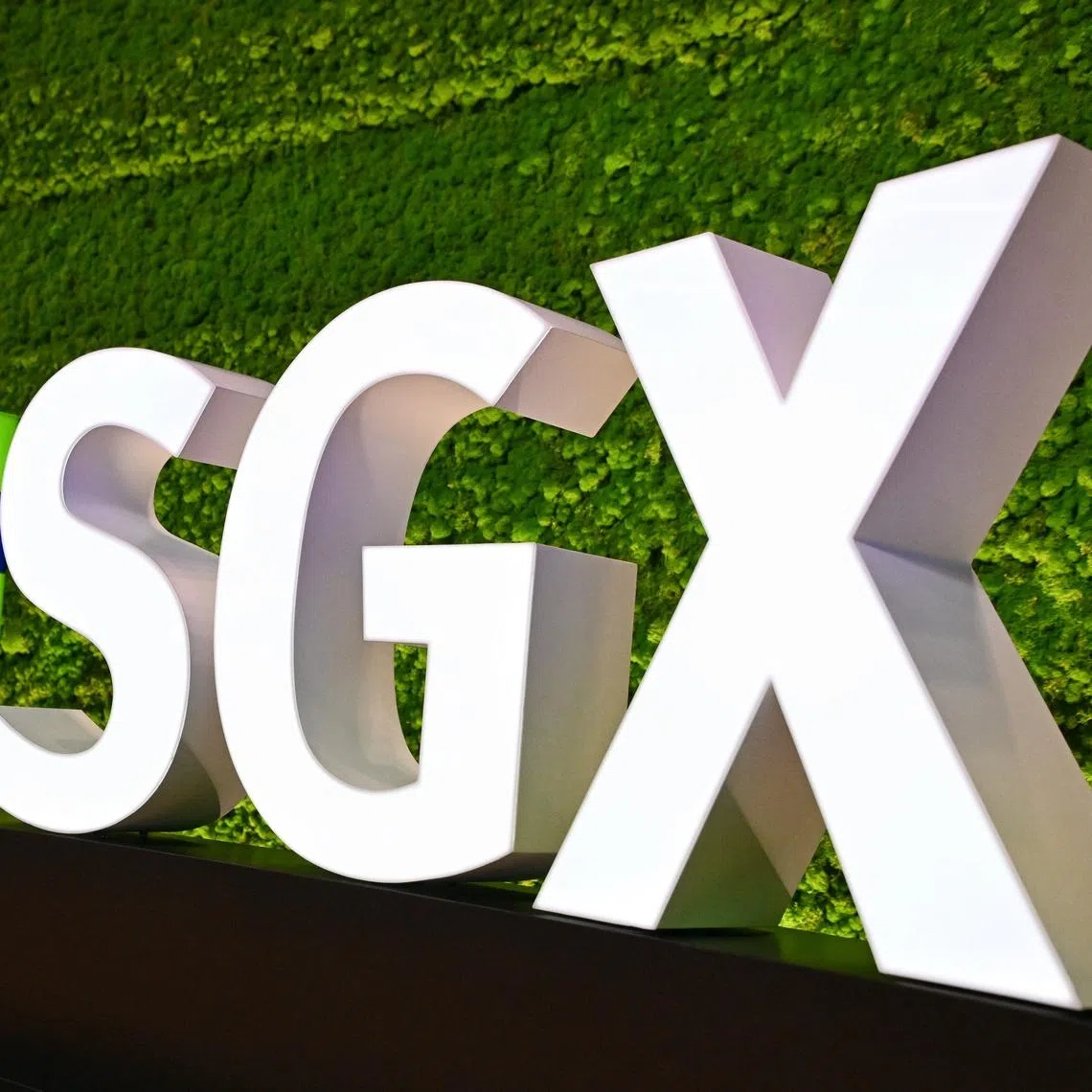 Across the wider Singapore market, advancers outnumbered decliners 307 to 261 on Jan 16, with 1.4 billion shares worth $1.5 billion changing hands.