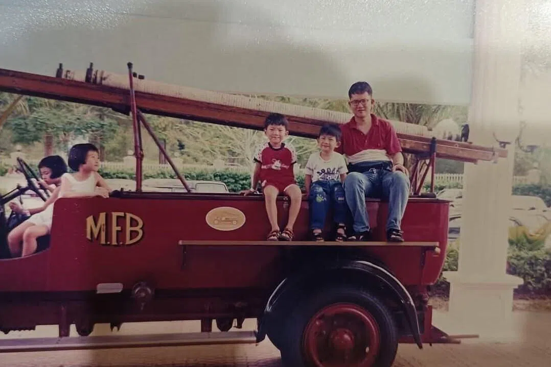 me4 chow (middle) pictured at age 3 in 2000 with his brother and father. father served 30 years with the singapore civil defence force while brother is now a singapore police force officer