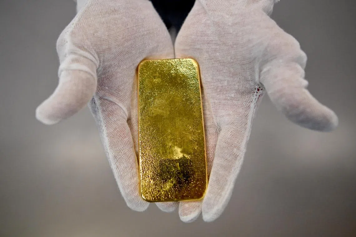 ST20220907-202203019175-Lim Yaohui-Tan Ooi Boon-obtest/
A gold bar at Singapore Precious Metal Exchange (SGPMX) at Le Freeport on Sept 07, 2022.
Feature on how gold is 'tested' before it is bought. Most retailers charge up to 20 per cent commission to buy back gold whereas SGPMX only takes a 0.5 commission. Also in a jewellery-like chain, the consumer may not realise that not every part is gold - the hook and the connecting wires etc may not be gold - in short sometimes consumers may get cheated.
(ST PHOTO: LIM YAOHUI)