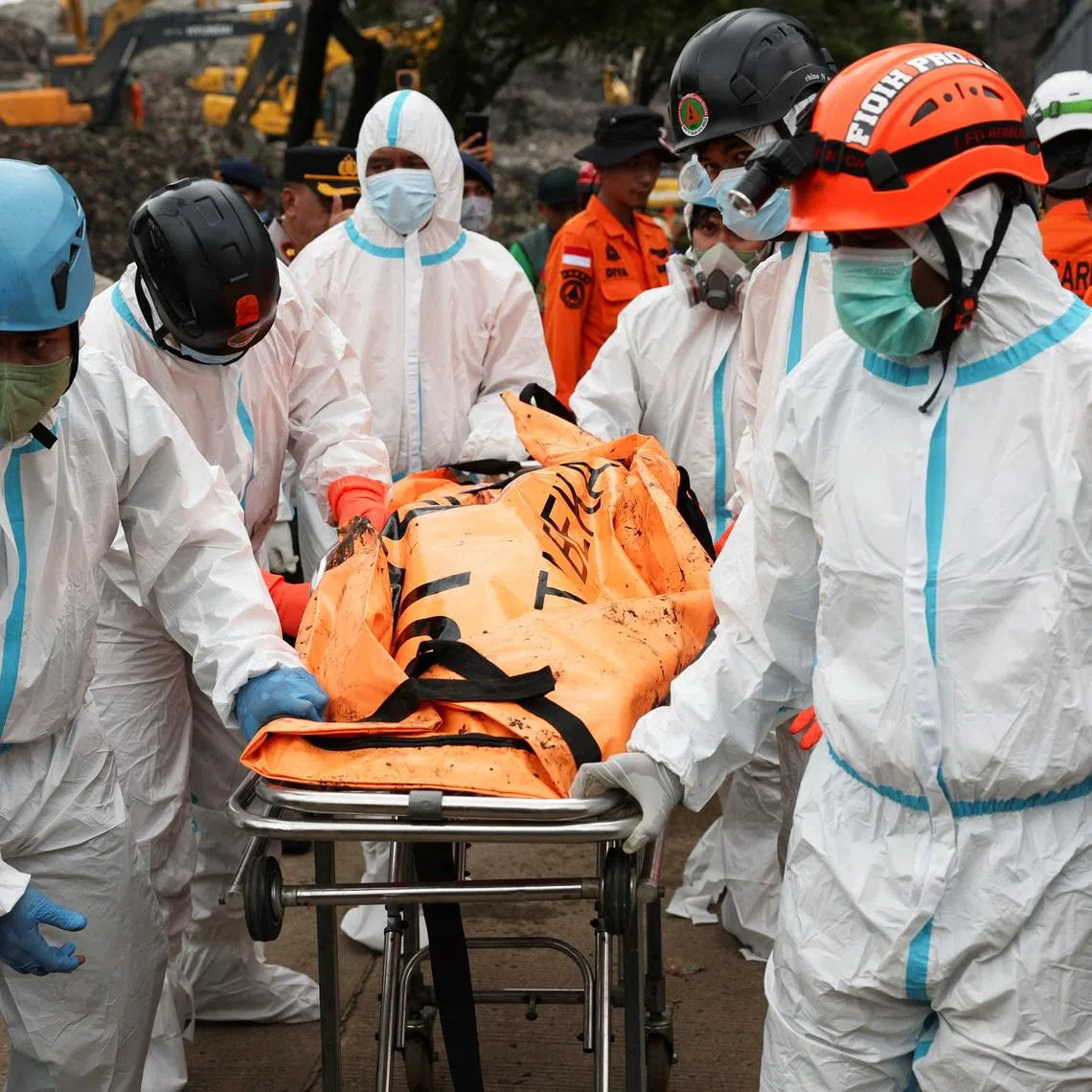 Indonesian rescue personnel carry a body bag containing the remains of a victim from the site of collapse at Bantar Gebang landfill in Bekasi, on the outskirts of Jakarta, Indonesia, March 9, 2026. REUTERS/Ajeng Dinar Ulfiana