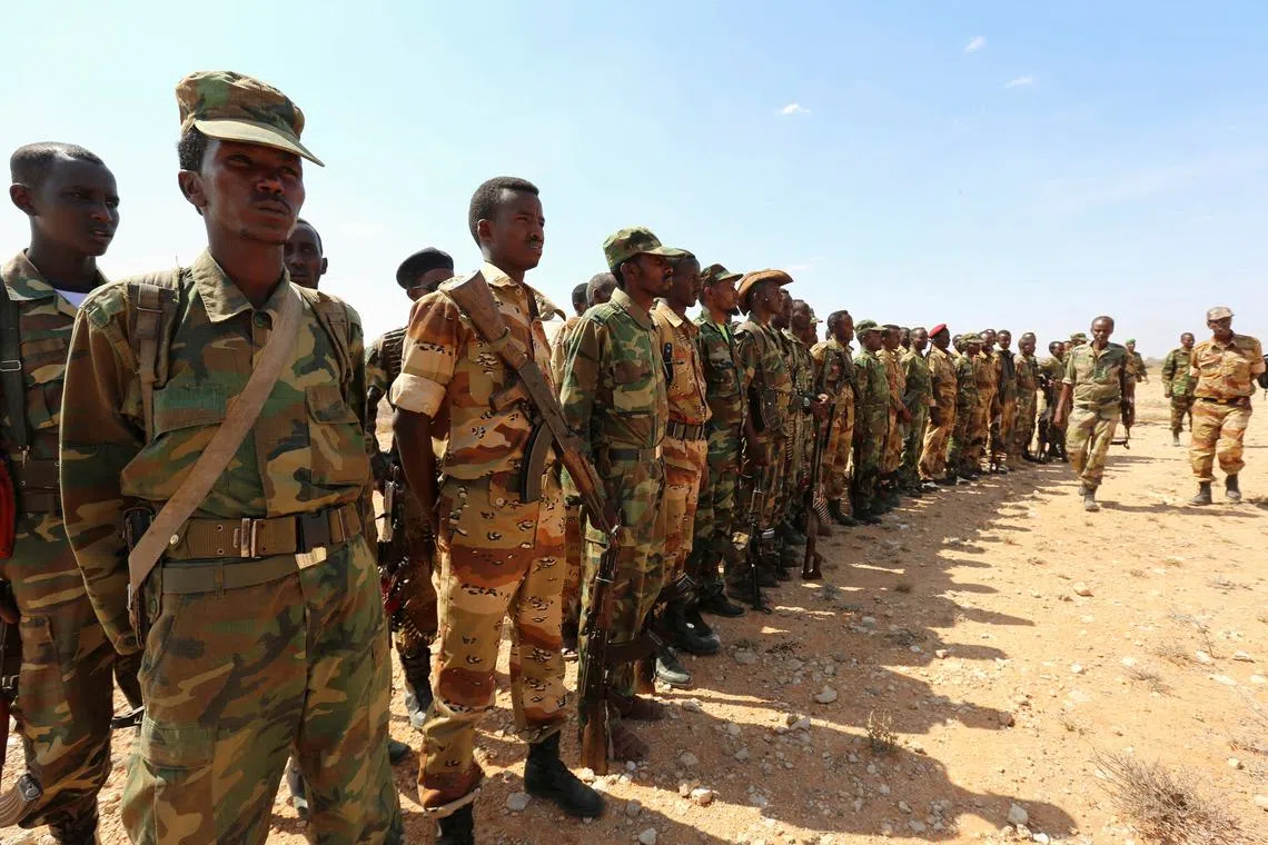 FILE PHOTO: Ethiopian and Somali government soldiers line-up before embarking on a joint patrol in areas south east of Dusamareeb, March 19, 2014, as they prepare an offensive advance against al Shabaab militants, who have retreated into the central areas of Somalia. REUTERS/Feisal Omar/File Photo