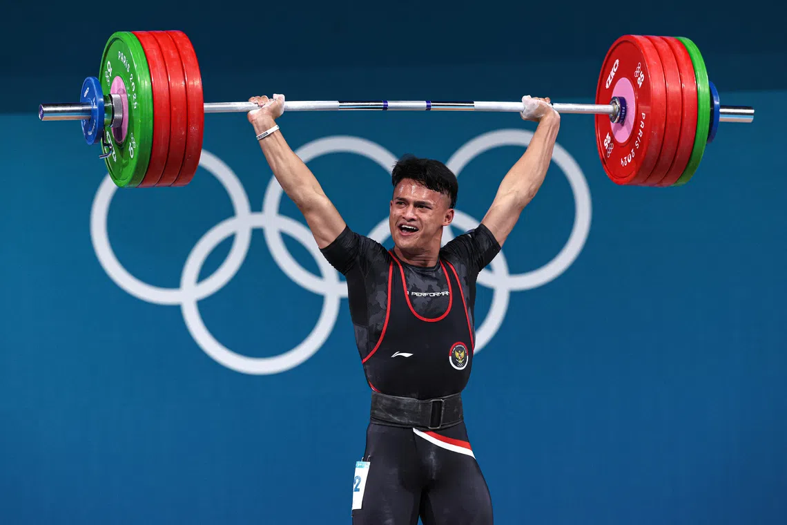 Paris 2024 Olympics - Weightlifting - Men's 73kg - South Paris Arena 6, Paris, France - August 08, 2024. Rizki Juniansyah of Indonesia in action. REUTERS/Amanda Perobelli