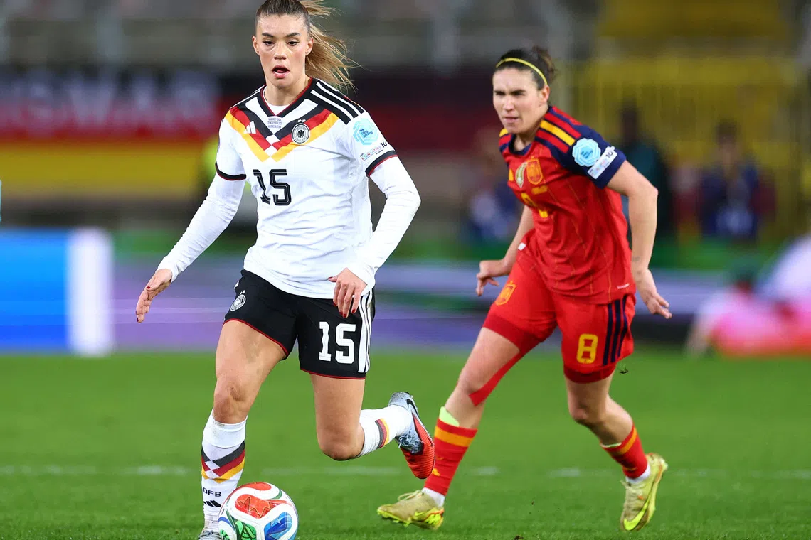 Soccer Football - Women's Nations League - Final - First Leg - Germany v Spain - Fritz-Walter-Stadium, Kaiserslautern, Germany - November 28, 2025 Germany's Selina Cerci in action with Spain's Mariona Caldentey REUTERS/Piroschka Van De Wouw