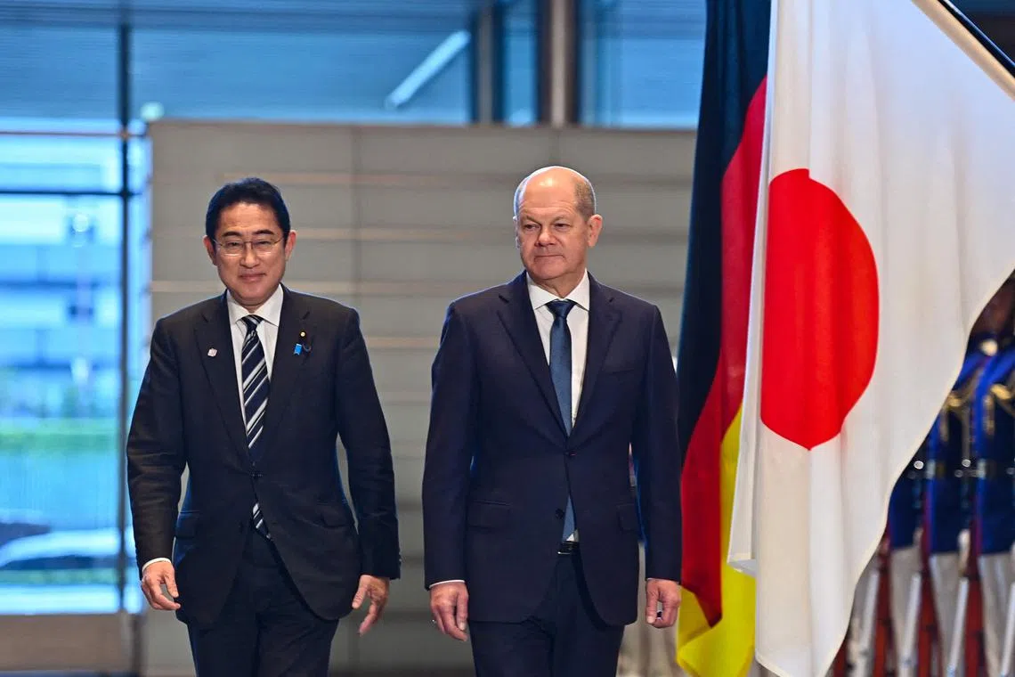 Prime Minister Fumio Kishida (left) hosted Chancellor Olaf Scholz in Tokyo for the first German-Japanese government consultations.