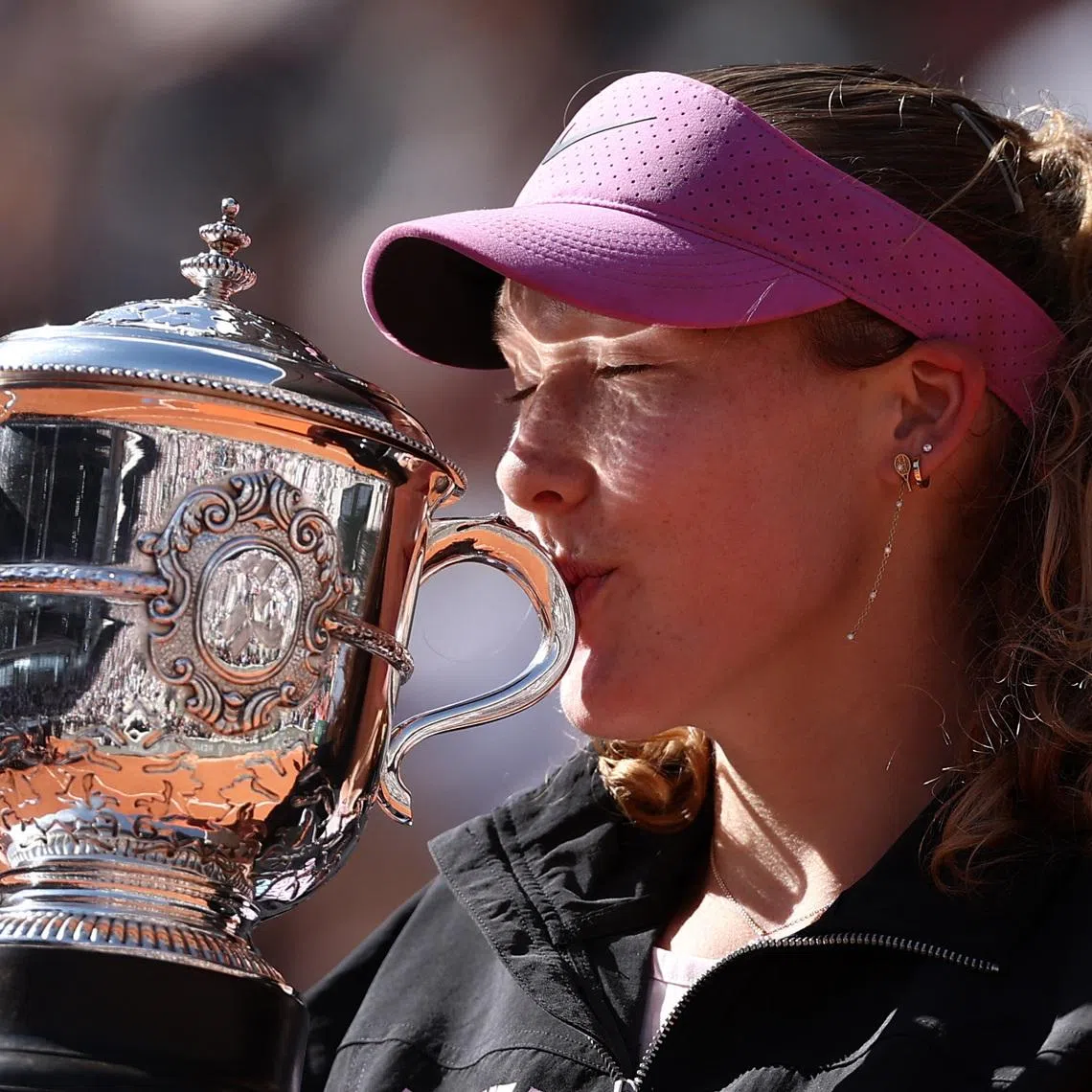 Tennis - French Open - Roland Garros, Paris, France - June 6, 2026 Russia's Mirra Andreeva celebrates with the trophy after winning her final match against Poland's Maja Chwalinska REUTERS/Guglielmo Mangiapane