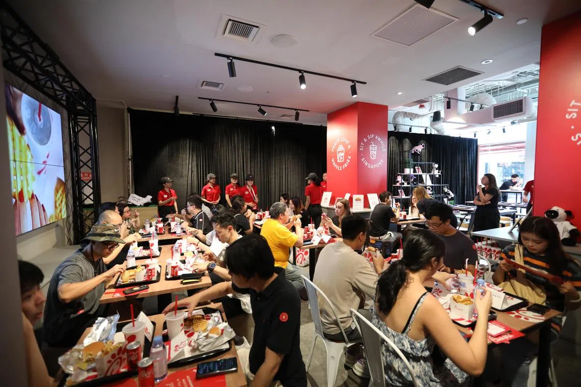 The first group of diners were seated at 11am and enjoyed a pre-ordered set meal. 