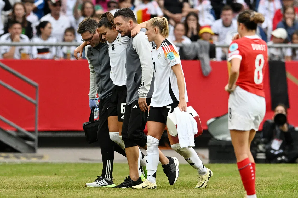 Soccer Football - Women's Euro 2025 Qualifier - Germany v Austria - Stadion Hannover, Hanover, Germany - July 16, 2024 Germany's Lena Oberdorf receives medical attention after sustaining an injury REUTERS/Carmen Jaspersen