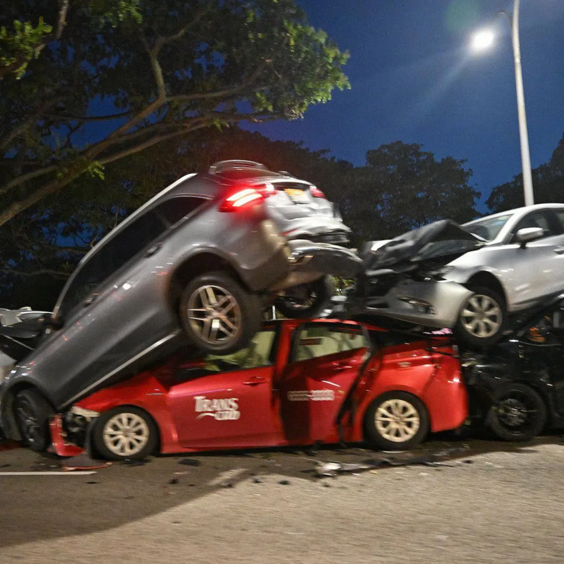 The accident happened on the expressway towards Changi Airport, after the Ford Road exit at about 5.20pm.