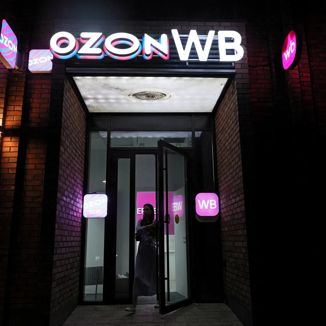 FILE PHOTO: A woman visits a pickup point for the online retailers Wildberries and Ozon in Moscow, Russia July 23, 2026. REUTERS/Anastasia Barashkova/File Photo