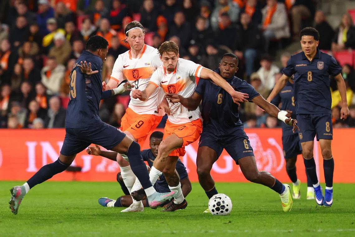 Soccer Football - International Friendly - Netherlands v Ecuador - Philips Stadion, Eindhoven, Netherlands - March 31, 2026  Netherlands' Wout Weghorst and Luciano Valente in action with Ecuador's Willian Pacho and Gonzalo Plata REUTERS/Piroschka Van De Wouw