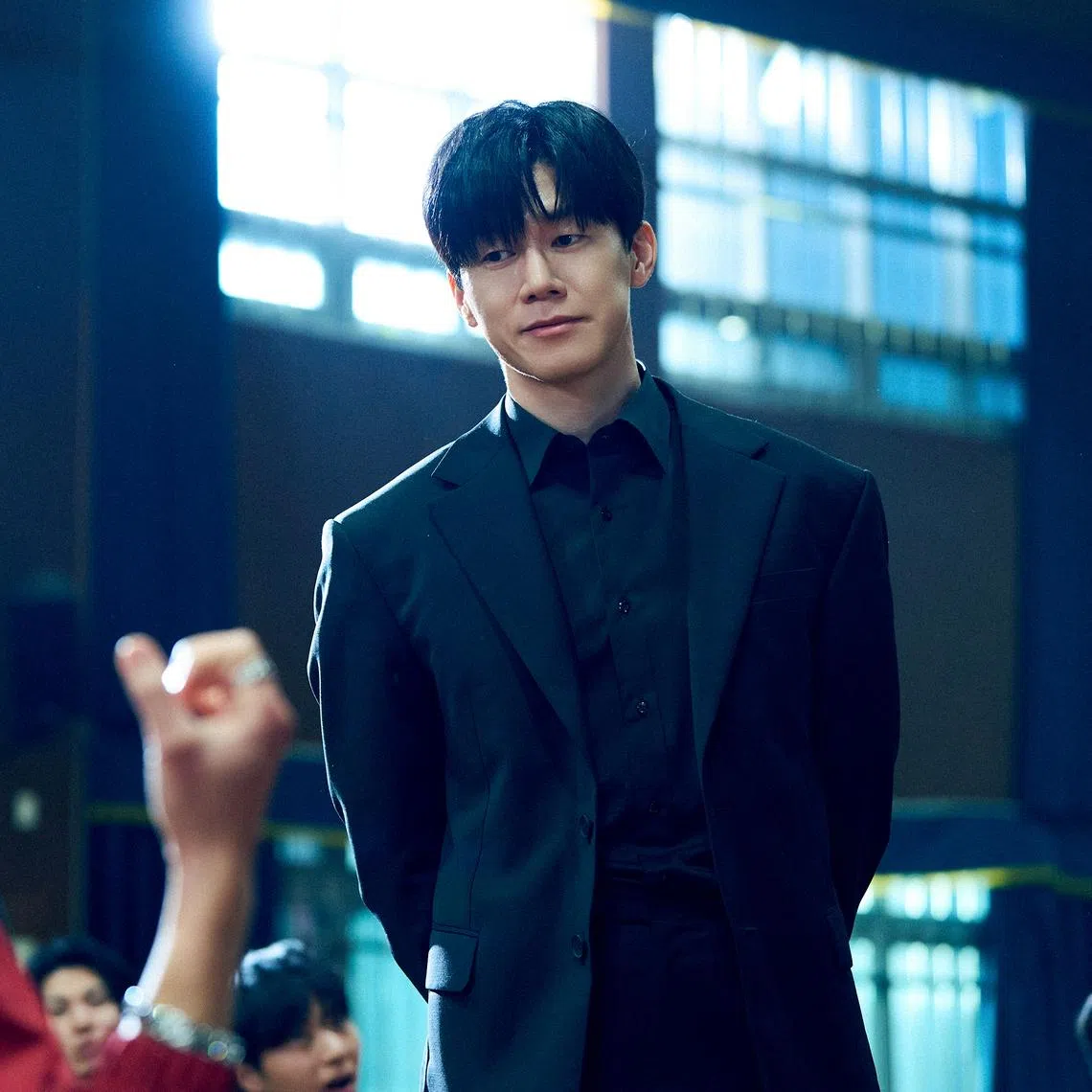 In Teach You A Lesson, Kim Mu-yeol plays a former special forces operative-turned-inspector who delivers swift interventions whenever problems arise.