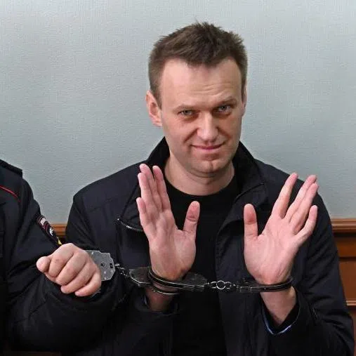  Kremlin critic Alexei Navalny, who was arrested during March 26, 2017 anti-corruption rally, gestures during an appeal hearing at a court in Moscow on March 30, 2017.