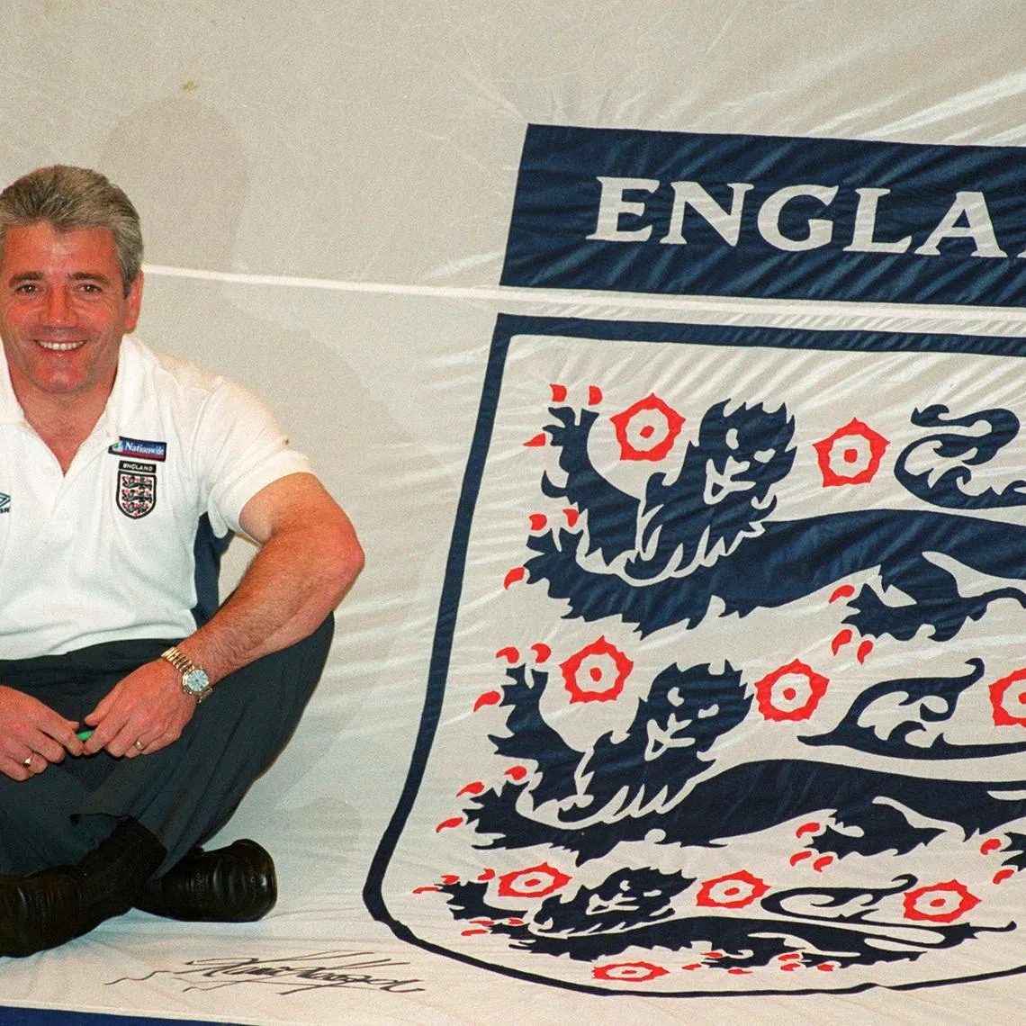 FILE PHOTO: Football - England Team Squad Annoucement - Metropole Hotel - 15/5/00  Mandatory Credit: Action Images / John Sibley  England's manager Kevin Keegan poses with with a giant England Shirt which will be used by the fans/File Photo
