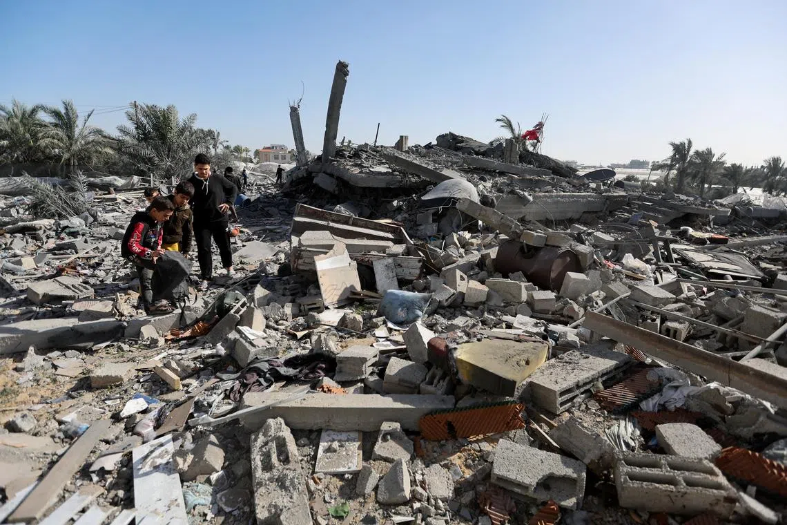 Palestinians inspect the site of an Israeli strike on a house, amid the ongoing conflict between Israel and  the Palestinian Islamist group Hamas, in Rafah, in the southern Gaza Strip December 22, 2023. REUTERS/Ibraheem Abu Mustafa
