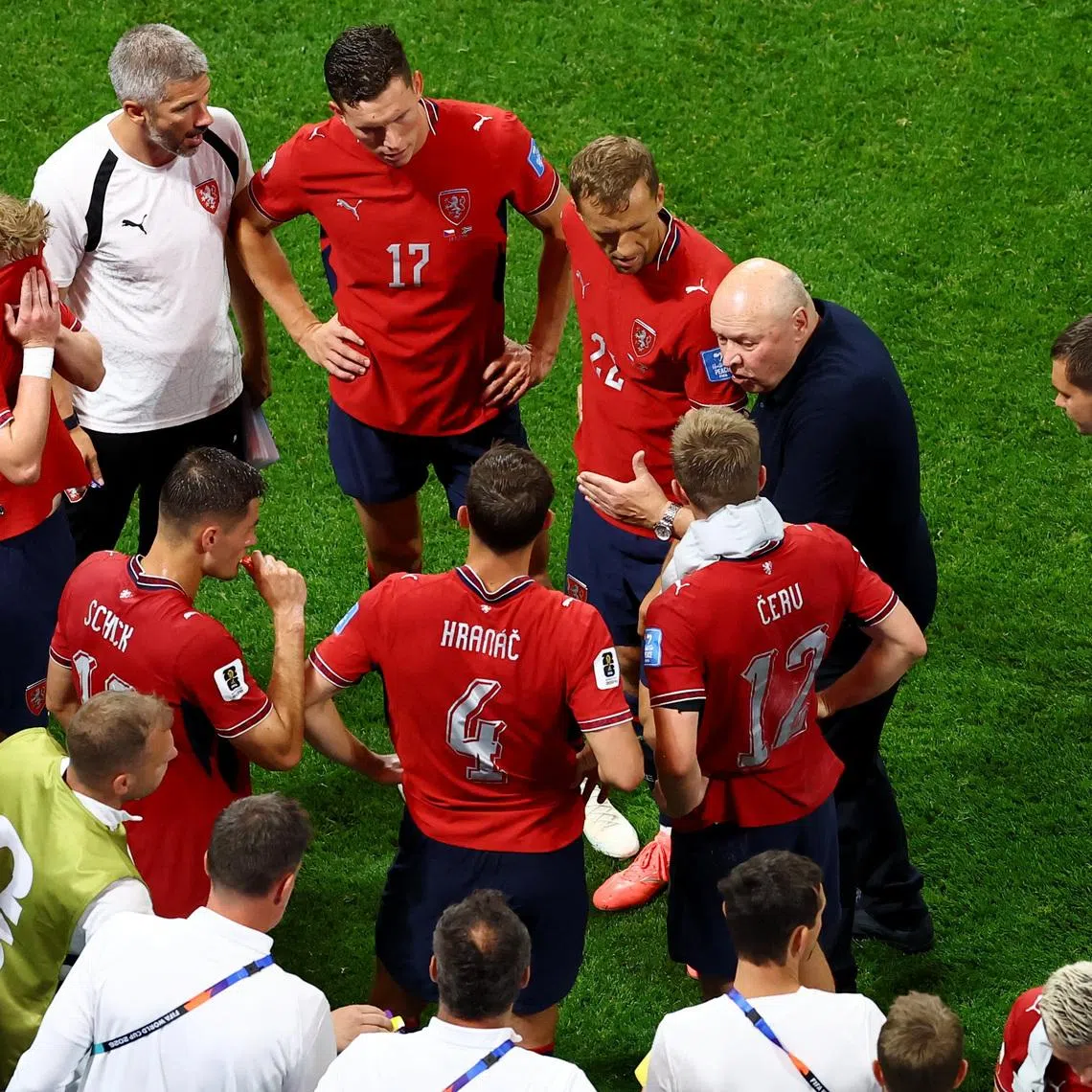 Soccer Football - FIFA World Cup 2026 - Group A - Czech Republic v South Africa - Atlanta Stadium, Atlanta, Georgia, U.S. - June 18, 2026 Czech Republic coach Miroslav Koubek gives instructions to his players during a hydration break REUTERS/Bernadett Szabo