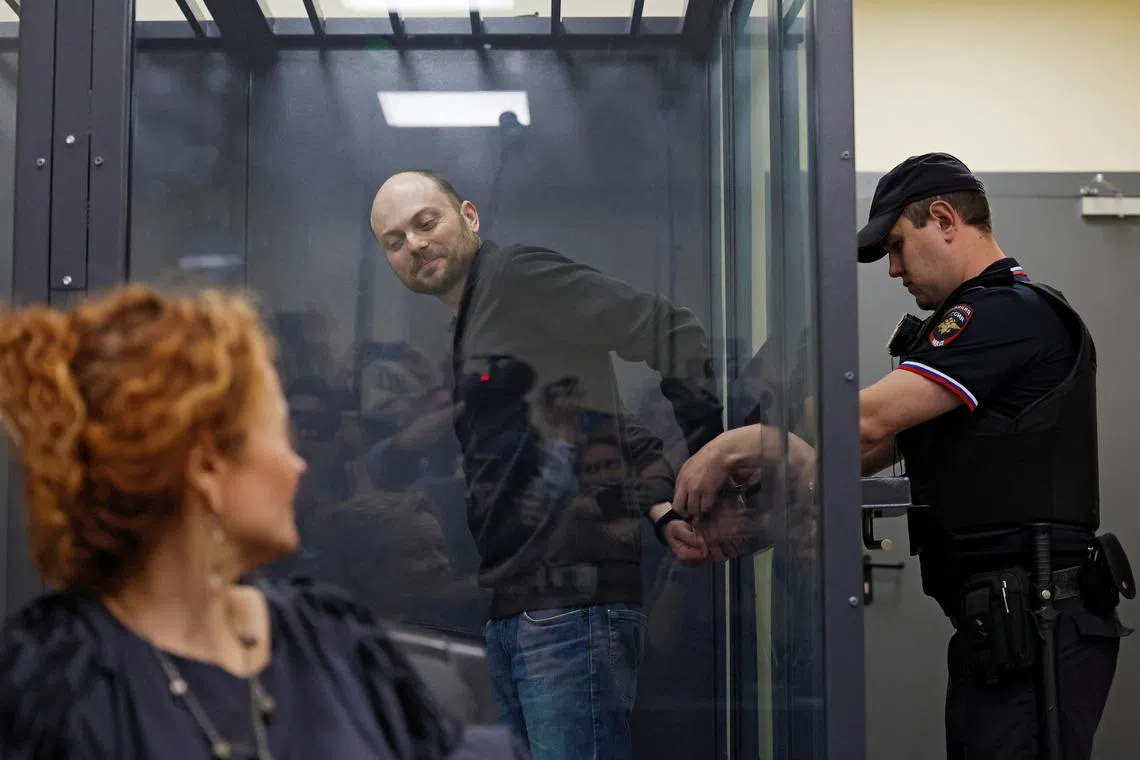FILE PHOTO: A police officer removes handcuffs from Jailed Russian opposition figure Vladimir Kara-Murza during a court hearing to consider an appeal against his prison sentence, in Moscow, Russia July 31, 2023. REUTERS/Maxim Shemetov/File Photo