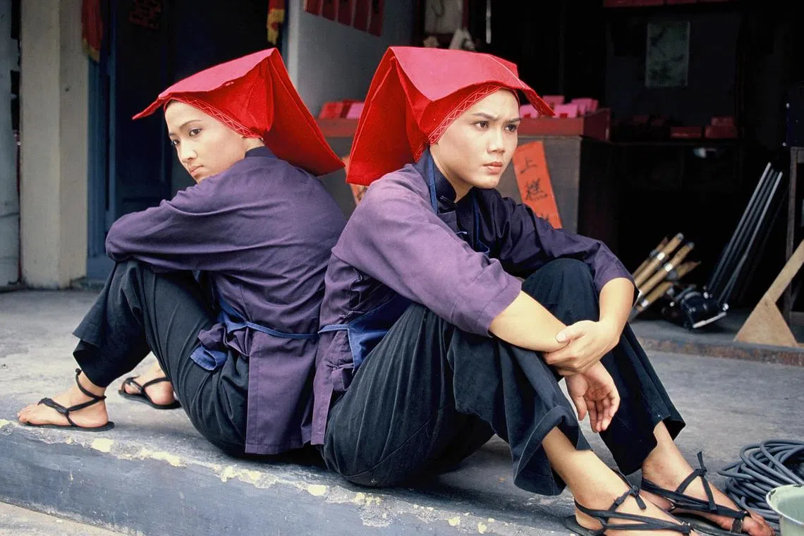 洪慧芳（左）和曾慧芬在《红头巾》中饰演南来工作的三水妇女。