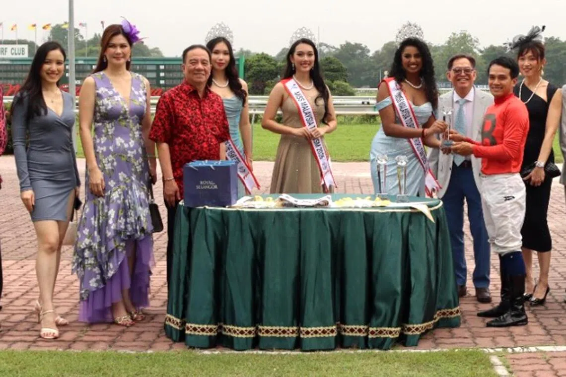 Miss Malaysia - Miss Malaysia Tourism Trophy

PHOTO: HEW FEE KIT
