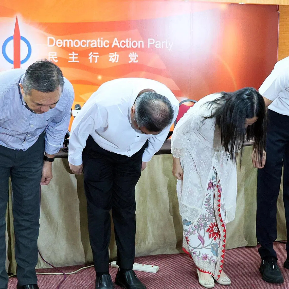 Democratic Action Party secretary-general Anthony Loke (second from left) and other senior party members bowed on July 17 in a gesture of remorse over the death of Mr Teoh Beng Hock, which remains unsolved. 

Credit: SIN CHEW MEDIA CORPORATION