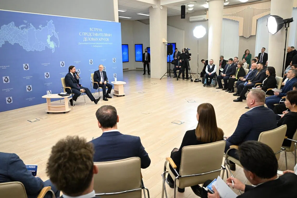 epa11068697 Russian President Vladimir Putin (C) and Business Russia Chairman, R-Pharm Chairman of the Board Alexey Repik (L) meet with representatives of the local business community at the National Pacific University in Khabarovsk, Russia, 11 January 2024.  EPA-EFE/PAVEL BEDNYAKOV / SPUTNIK / KREMLIN POOL MANDATORY CREDIT