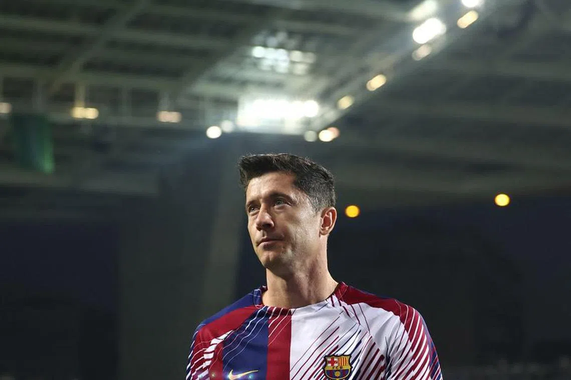 Soccer Football - Champions League - Group H - FC Porto v FC Barcelona - Estadio do Dragao, Porto, Portugal - October 4, 2023 FC Barcelona's Robert Lewandowski during the warm up before the match REUTERS/Pedro Nunes/File Photo