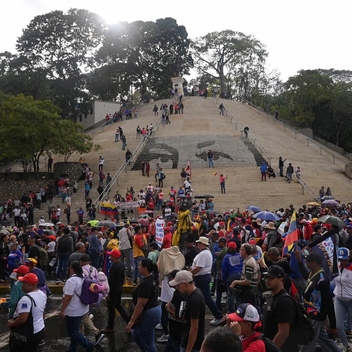 Government supporters participate in a march calling for the release of Venezuela's ousted president, Nicolas Maduro, days after he and his wife Cilia Flores were captured following U.S. strikes on Venezuela, in Caracas, Venezuela, January 7, 2026. REUTERS/Gaby Oraa