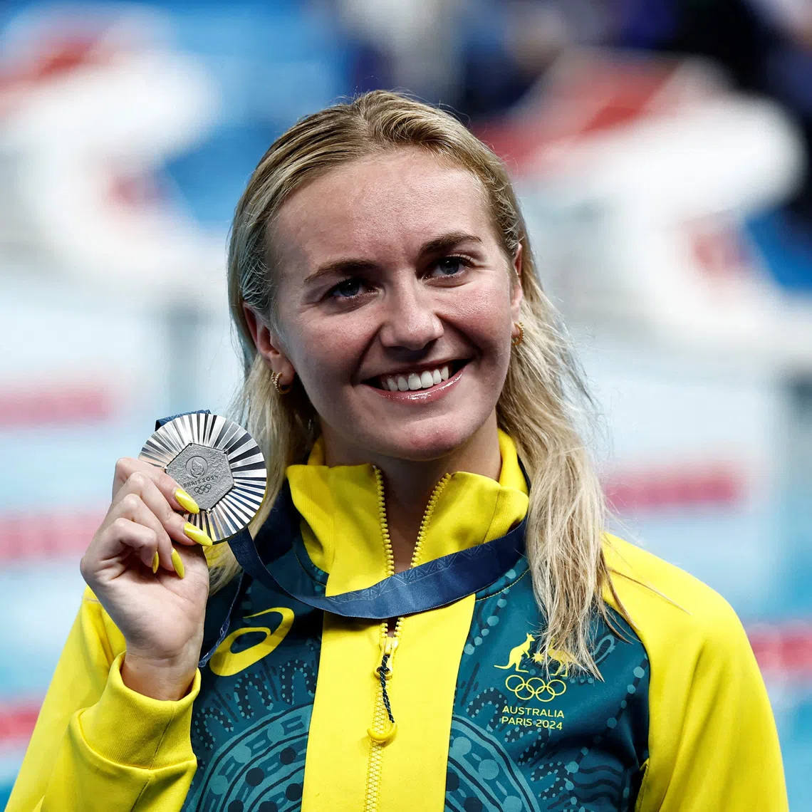 FILE PHOTO: Paris 2024 Olympics - Swimming - Women's 800m Freestyle Victory Ceremony - Paris La Defense Arena, Nanterre, France - August 03, 2024. Silver medallist Ariarne Titmus of Australia poses as she celebrates with her medal REUTERS/Clodagh Kilcoyne/File Photo