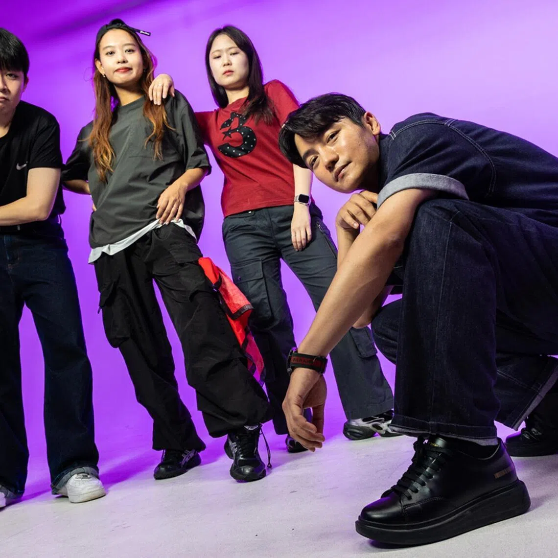 (From left) Elementary school teachers Jeong Ji-yong, Bae Jio, Lee Su-yeon and Lee Hyun-gil use K-pop to connect with their students.
