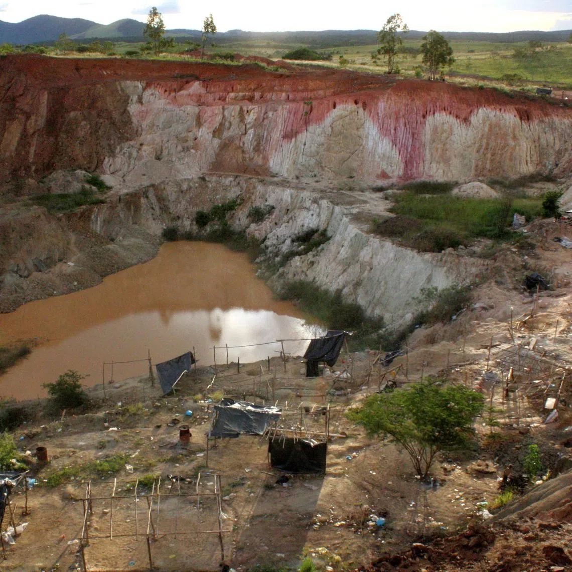 FILE PHOTO: General view of the remains of a collapsed mine, known as Tomi, in El Callao in Venezuela's southern state of Bolivar August 24, 2010. The collapsed tunnel at the wildcat gold pit in south Venezuela killed at least six people, authorities said. Picture taken August 24, 2010. REUTERS/Stringer/File Photo