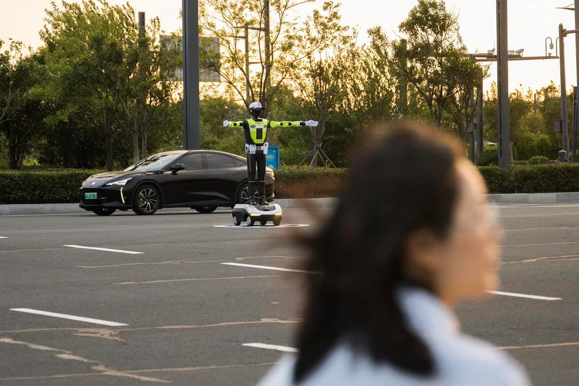 The Shenzhi T2 police robot directing traffic on the road near the Haizhou Bayview Conference Centre on Sept 9.