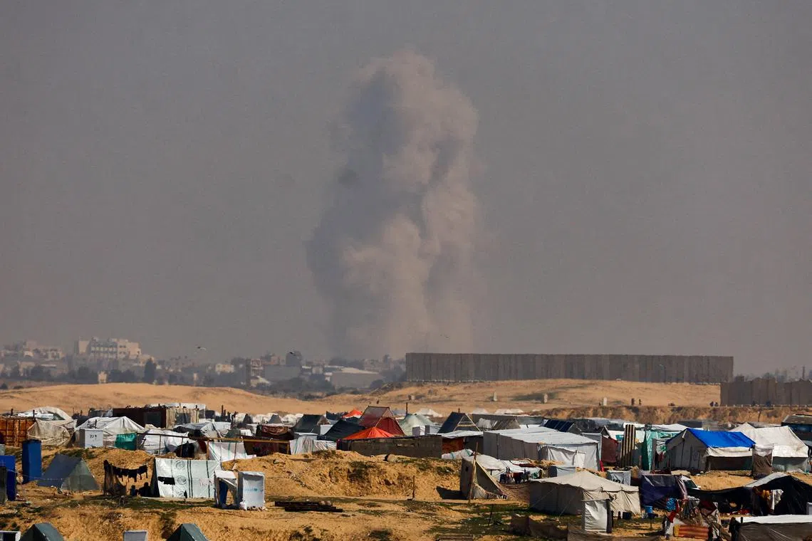 Smoke rises during an Israeli ground operation in Khan Younis, amid the ongoing conflict between Israel and the Palestinian Islamist group Hamas, as seen from a tent camp sheltering displaced Palestinians in Rafah, in the southern Gaza Strip, February 26, 2024. REUTERS/Ibraheem Abu Mustafa