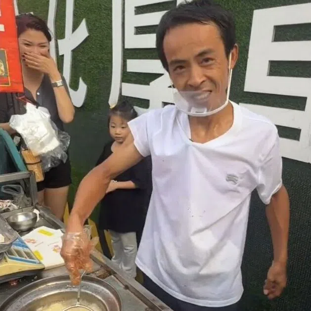 Street vendor Li Junyong, nicknamed “chicken steak brother”, has shot to fame and become a signature attraction in Jingdezhen, Jiangxi province.