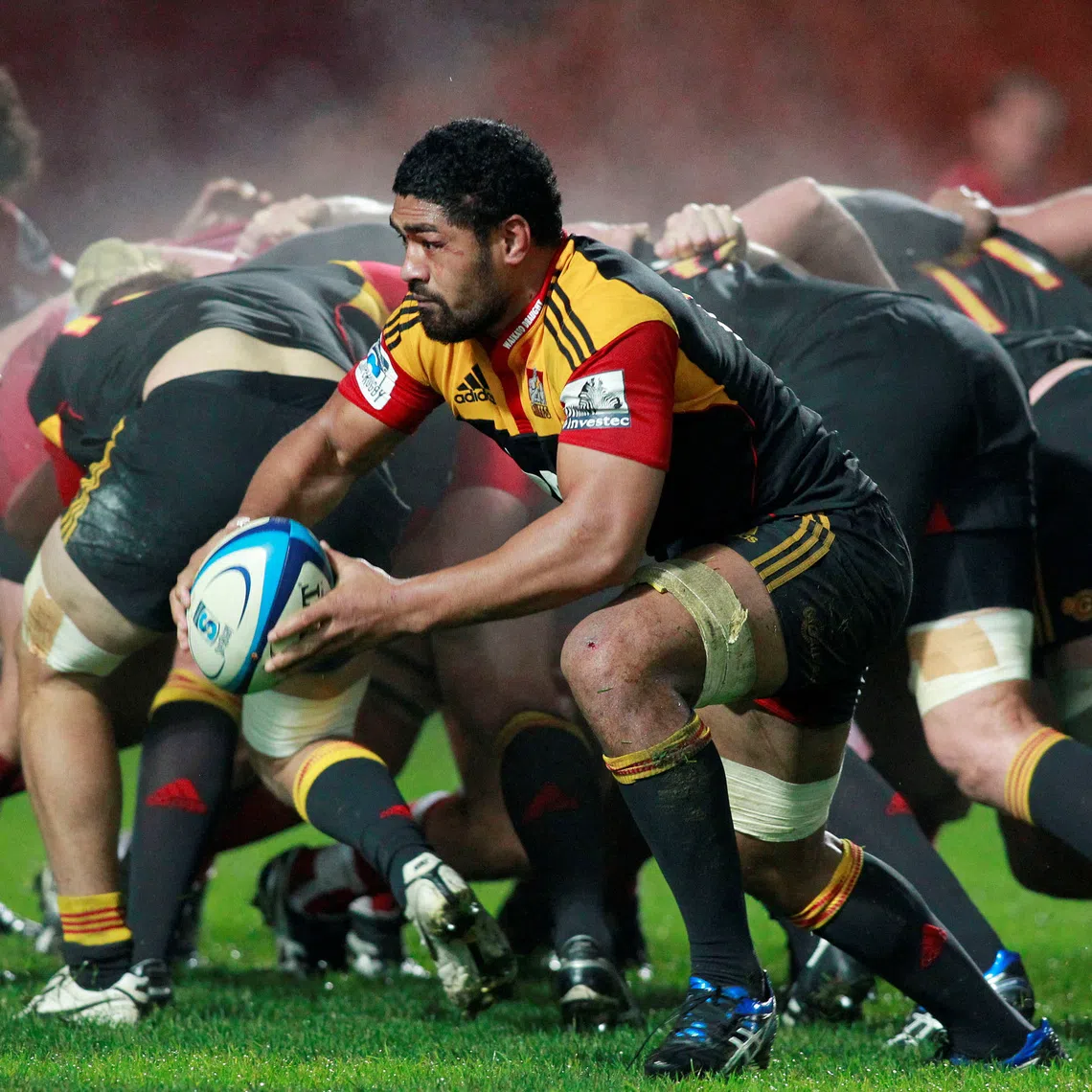 FILE PHOTO: Fritz Lee of New Zealand's Waikato Chiefs sets off from the scrum to score a late try against Australia's Queensland Reds during their Super 15 rugby match in Hamilton June 18, 2011. The Reds won the match 19-11.     REUTERS/Nigel Marple/File Photo