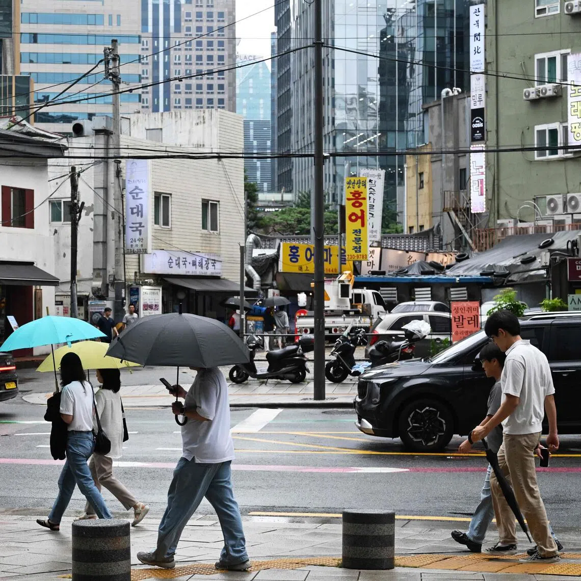 A key concern surrounding online maid cafes is that the businesses are difficult for authorities to monitor and may involve underage employees or customers.