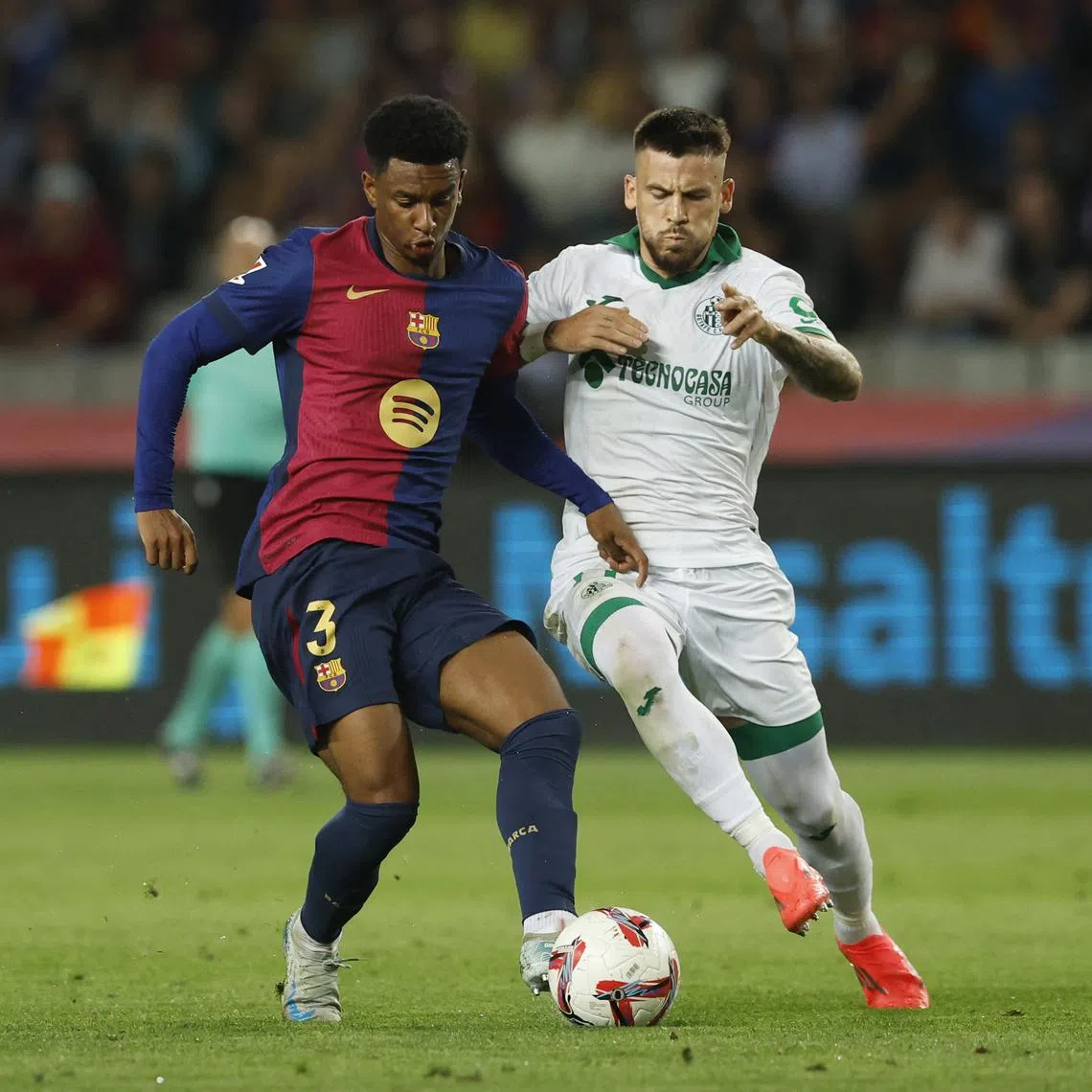 Soccer Football - LaLiga - FC Barcelona v Getafe - Estadi Olimpic Lluis Companys, Barcelona, Spain - September 25, 2024 FC Barcelona's Alejandro Balde in action with Getafe's Carles Perez REUTERS/Albert Gea/ File Photo