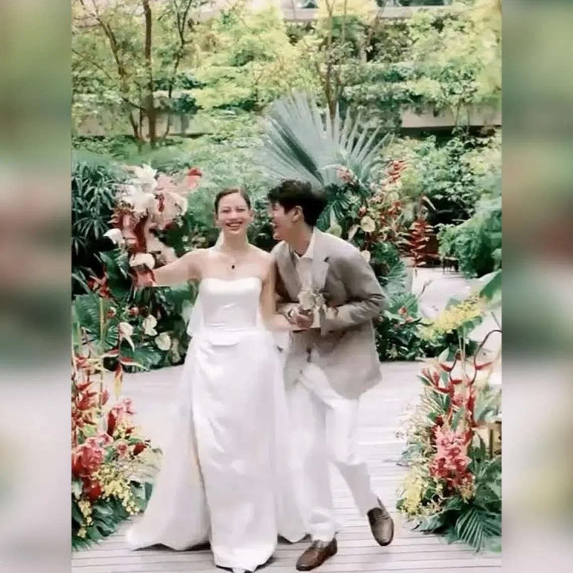Singer-actor Nathan Hartono and theatre actress and dancer Liz Sergeant Tan have tied the knot.