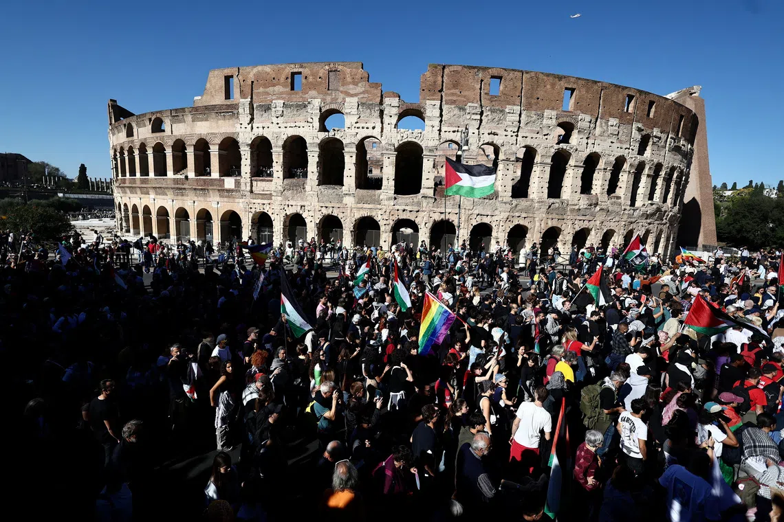 Pro-Palestinian demonstrators take part in a national protest for Gaza, outside the Colosseum in Rome, Italy, October 4, 2025. REUTERS/Yara Nardi