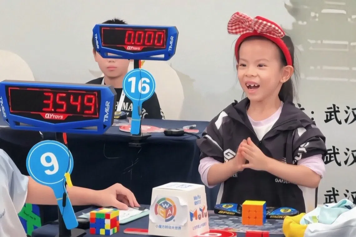 Young speedcuber Lian Yunzhi posted averages of 4.52 and 4.27 seconds, after solving the Rubik’s Cube five times.