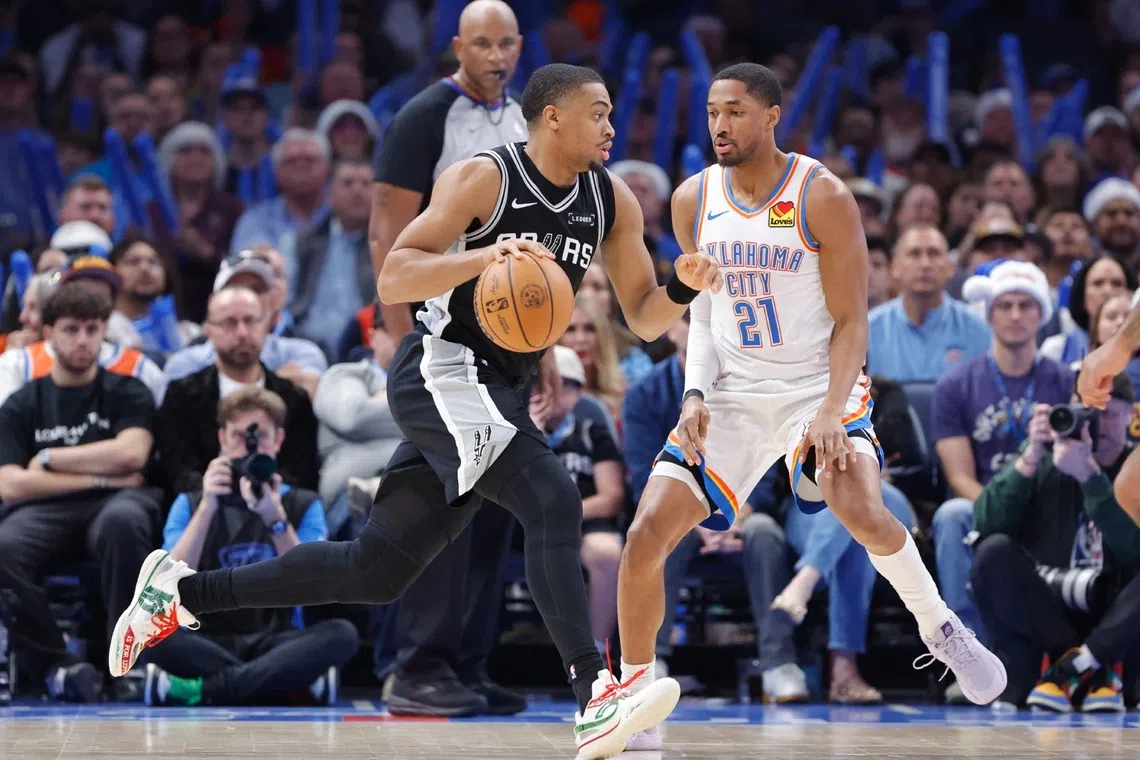 San Antonio Spurs guard De'Aaron Fox (left) driving to the basket during the second half at Paycom Center on Dec 25.