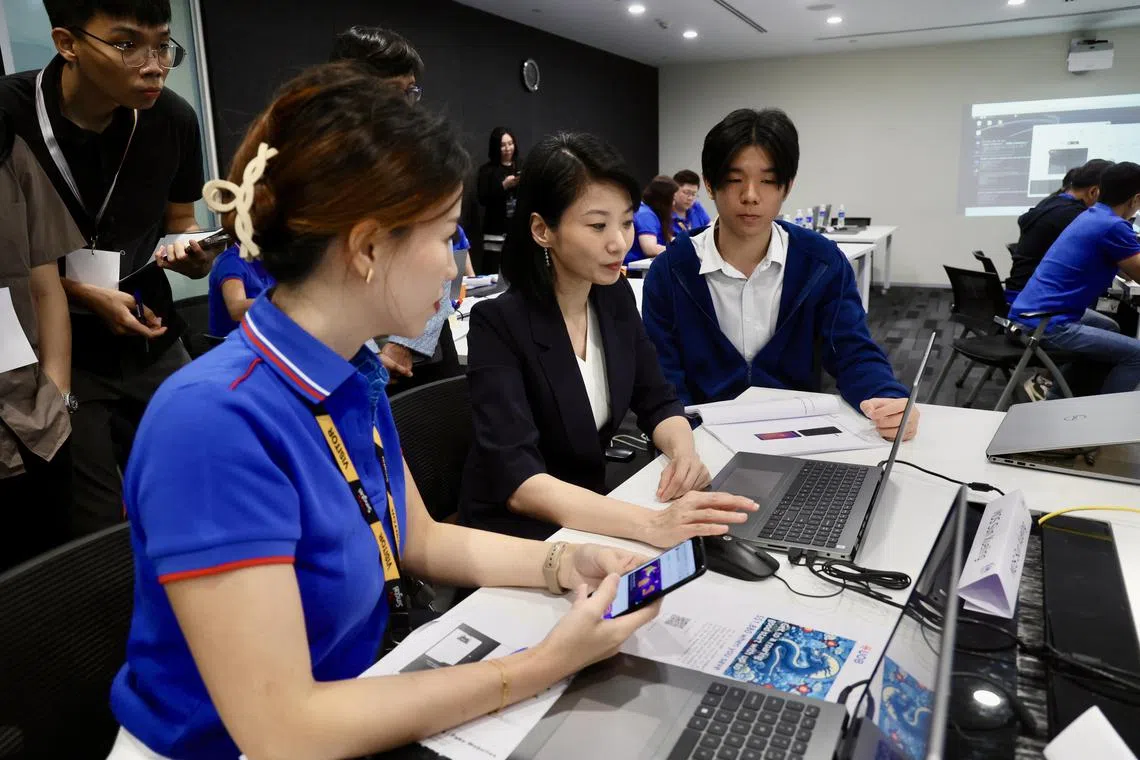 CMG20240326-TayYM01郑一鸣/郑智浩/SIM x Singtel x UOB co-develop Singapore’s first cyber scam preparedness programme for large enterprises[Singtel Cyber Security Institute, 5 Tampines Central 6 #04-25] Using malware taking over the victim phone by accessing to the phone camera, accessing through the scammer’s computer without the victim knowing.